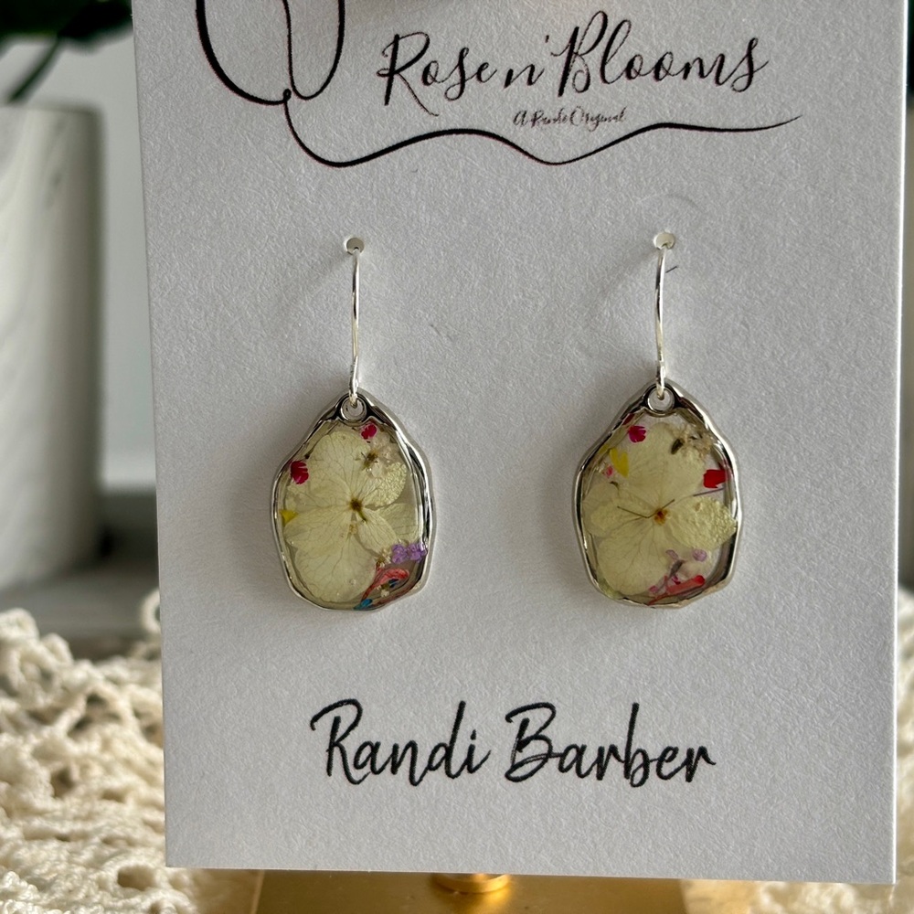Resin and real flowers dangle earrings